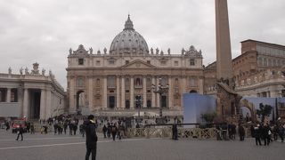 柱廊が美しいサン・ピエトロ広場
