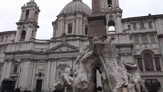 噴水や周囲の建物が美しい広場