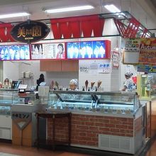 右側にテーブル・椅子があります．