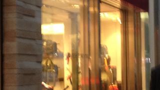 小さな肩掛けバッグとか素敵