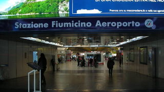 入国ゲートに長い列。