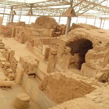 館内の様子。右上の観覧通路から見渡せる