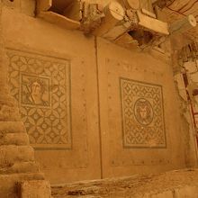 細かいタイルが貼られた人物画