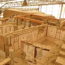 屋根が取り払われているので部屋の様子がよく分かる