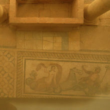 足元ガラス越しに眺める床の絵。まるでラファエロの絵のようだ。