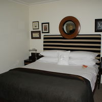 シックな室内に広めのベットです