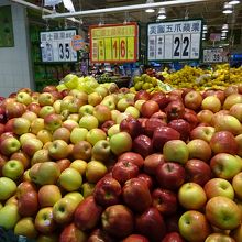 リンゴもたくさん売ってます。