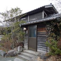 露天風呂入口　屋根はありますが壁はありません