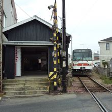 終着駅の西御坊駅です。黒塗りの木造駅舎です。