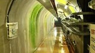 湖面と鉄橋のコントラストに見とれます