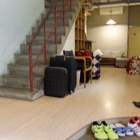 玄関広め。預かり荷物はここへ置く