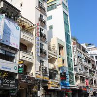 左から3軒目が当該。1フロア3室の小規模ホテル。