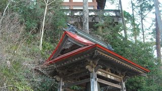 渓谷の漢山寺