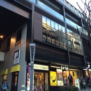 神楽坂通りにある飲食店の集まる商業施設