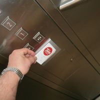 エレベーターを起動させるキー・カード