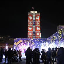 ショーの合間に州庁舎に向けてプロジェクションマッピング？