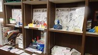 淡路島の特産品で有る、フルーツたまねぎを使ったスープや新鮮な魚を使った海鮮丼や更に、獲れたて野菜など、様々なものを買う事や食べる事ができます。