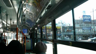 「ちびまる子ちゃん」デザインのバスもあり