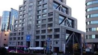 美しい三角形のビル