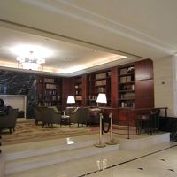 ロビーの一角に図書室