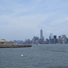 船から見た自由の女神とニューヨークの摩天楼