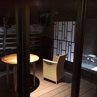 夜はライティングも美しい露天風呂とテラス部分