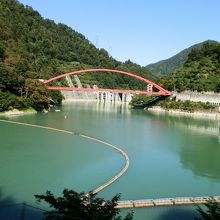 宇奈月ダムです。赤い橋が「新山彦橋」です。