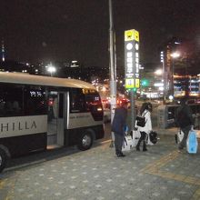 東大入口駅４番出口からシャトルバスが出ています。