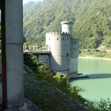 古城のような新柳河原発電所。