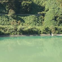 満々と水を溜める宇奈月ダム。