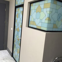 トイレの窓とドア。ステンドグラスがかわいいです。