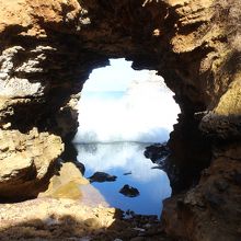 波が押し寄せてきます