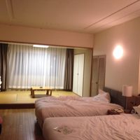 ベッドで２人、和室で２人の宿泊が可能な広い部屋