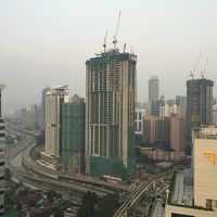 ビルが建築中でツインタワーがほとんど見えない