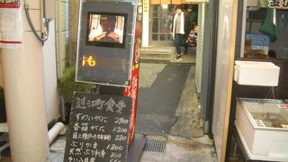 近江町市場で有名な「近江町食堂」さんへ。