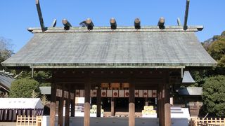 御朱印対応神社。最寄駅「宮崎神宮駅」は無人駅ながら待合室内に券売機あり。駅前には鳥居も。