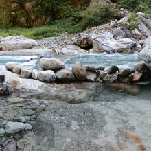 露天風呂足湯と黒部川。どちらも透き通る美しさ。