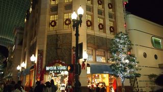 ココに来るとパーク内のお土産はたいてい揃う。