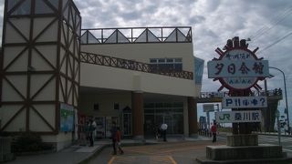 海岸線に奇岩が並ぶ景勝地、日本百景の一つ「笹川流れ」