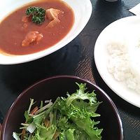 併設のレストランのトマトカレーです