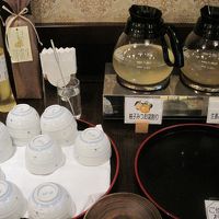 ロビーには柚子と生姜のお茶のサービスがあります