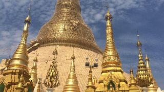 黄金の仏塔は圧巻です