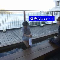 風が冷たかったけれど、足湯、大好き孫です。