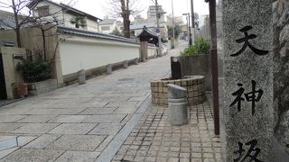 神社脇にかけて清水をイメージした疏水が趣きあり