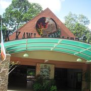 コタ・キナバルの郊外にある動物園で、ボルネオ島特有の動物などが間近で見られます。