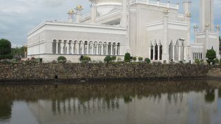 バンダル・スリ・ブガワンの市内にあるブルネイを代表するラグーンに浮かぶモスクです。