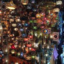 たくさんのランプ。適正価格は事前に調べておきましょう！