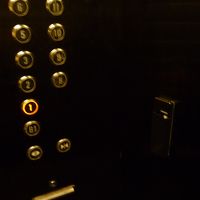 エレベータは側面のセンサー部分に鍵をかざさないと動きません。