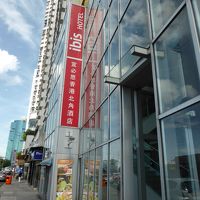 北角駅A1出口すぐ。北角バス・フェリーターミナルもすぐ。