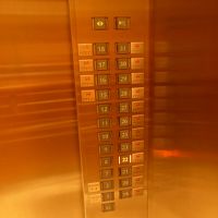 縦に長いのにエレベータは2基しかなく、評判悪いｗ